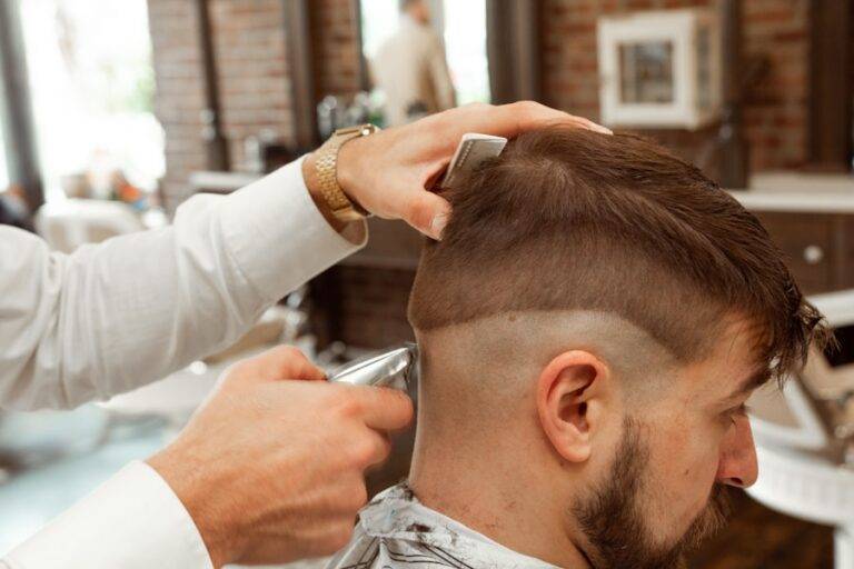 Bien entretenir sa coupe entre deux rendez-vous : les astuces d’un pro